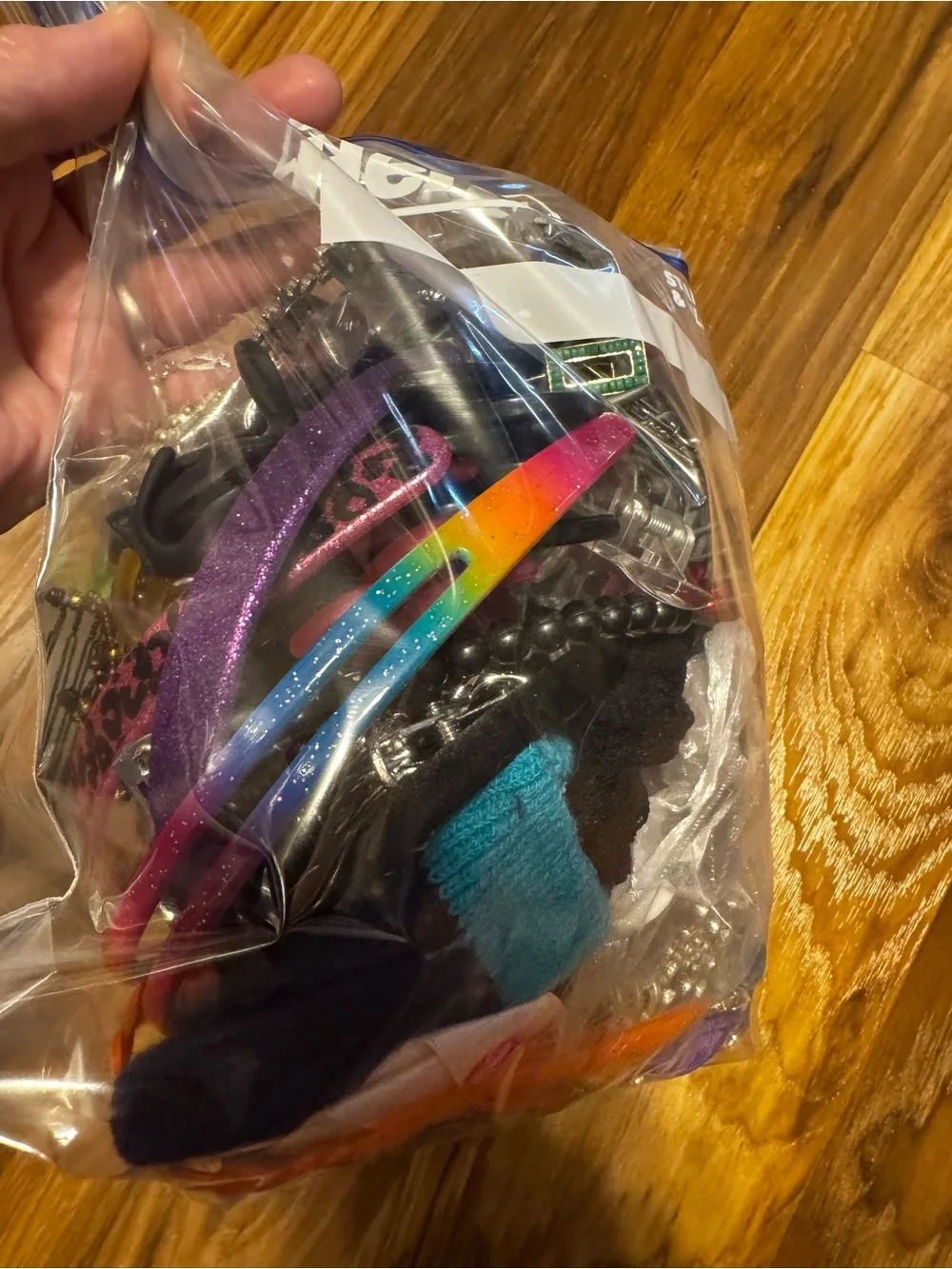 Vintage big bag of hair clips and claws never used. Includes hello kitty 😻♥️